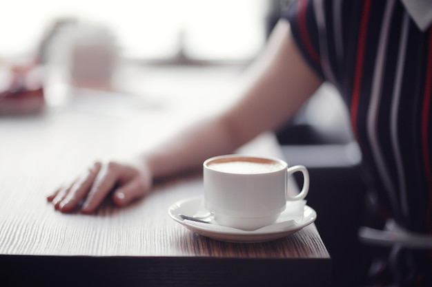 fille adulte dans un café