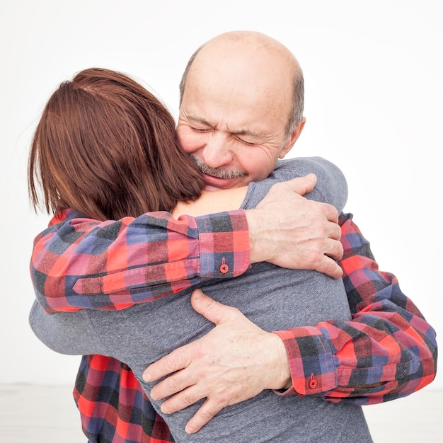 Fille adulte et père hispanique plus âgé étreignant et câlinant