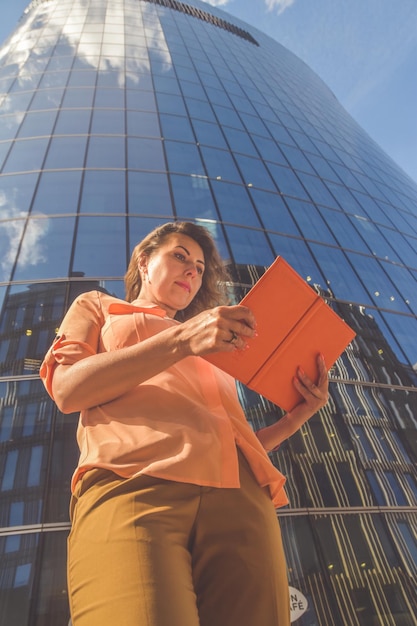 Photo la fille d'affaires à l'extérieur et le bureau avec bloc-notes et stylo