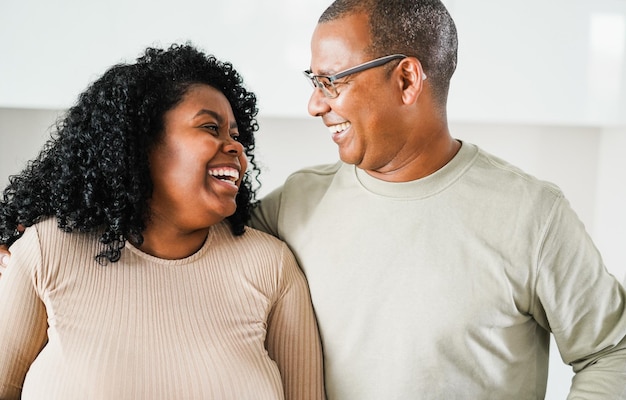 Fille africaine ayant un moment de tendresse avec son père à la maison Focus sur le visage de la fille