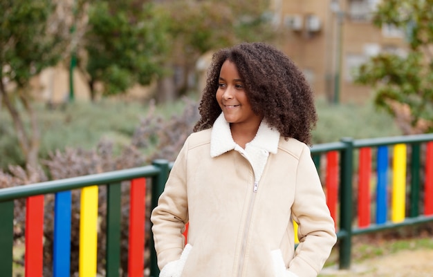 Fille africaine dans un parc