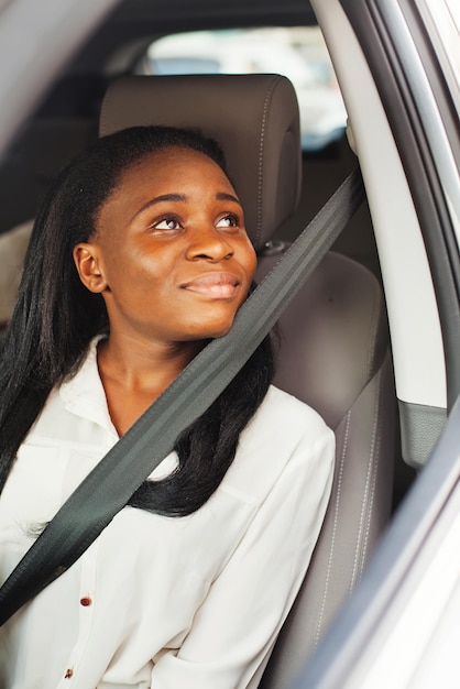 Fille afro-américaine assise dans une voiture