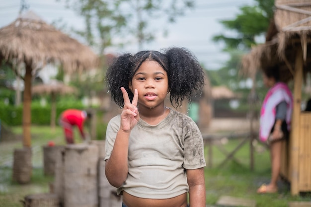 Fille afro-américaine debout et sourire confiant