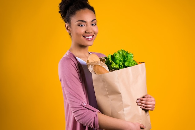 Fille afro-américaine avec épicerie.