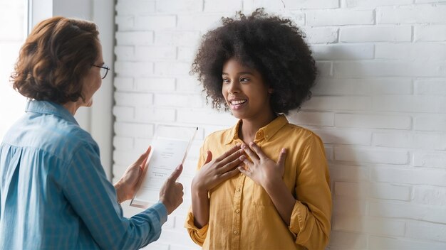 Photo une fille afro-américaine heureuse recevant une récompense, reconnaissante, pressant les paumes, souriant sur la poitrine.