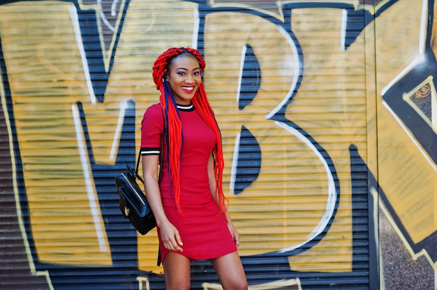 Fille afro-américaine mignonne et mince en robe rouge