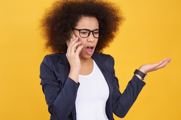 Fille afro-américaine, parler au téléphone isolé.