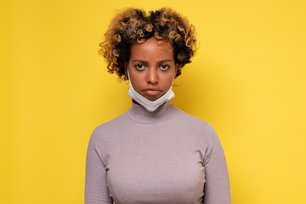 Fille afro-américaine portant un masque médical Je suis fatigué de la quarantaine