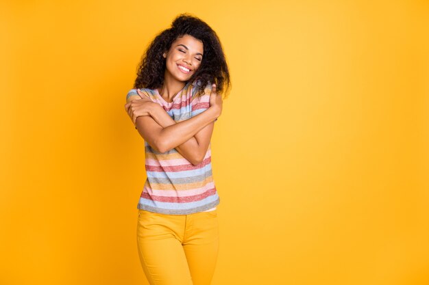 Fille afro-américaine se serrant dans ses bras