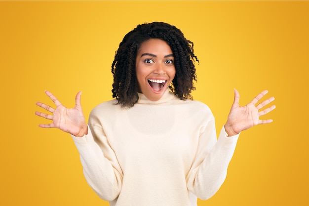 Une fille afro choquée qui hurle et regarde la caméra.