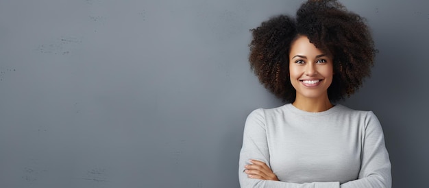 Fille afro confiante posant en toute confiance en souriant avec un fond gris et un espace pour le texte