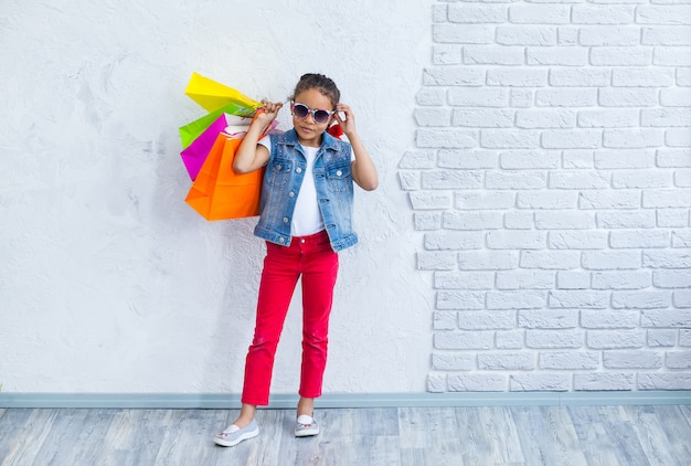 Fille afro heureuse avec des sacs