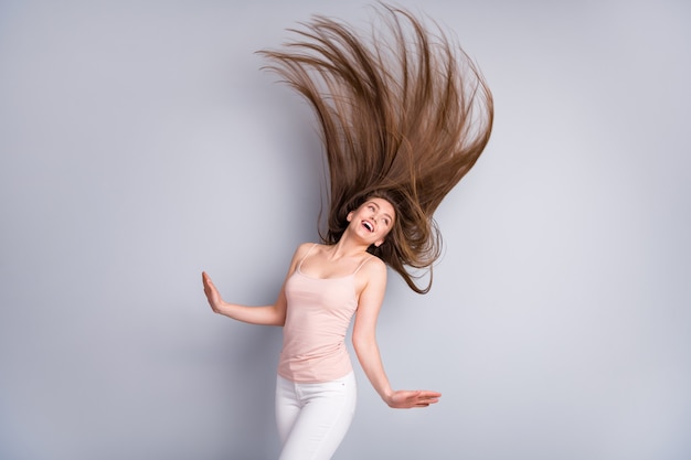 la fille agite ses cheveux sains