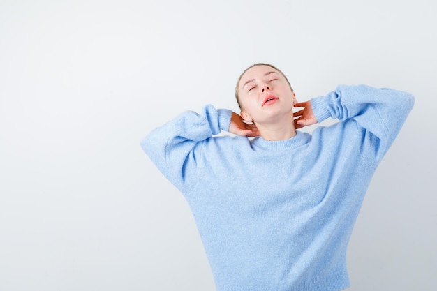 Une fille agréable a l'air si endormie sur fond blanc