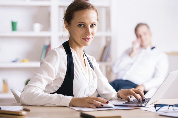 Fille à l'aide du côté de l'ordinateur portable