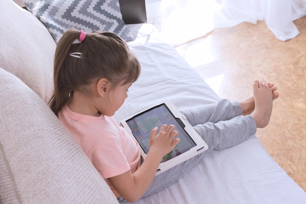 Fille à l'aide de l'écran de visualisation du smartphone du téléphone sur le téléphone ou la tablette appuyez sur la navigation en gros plan les mains