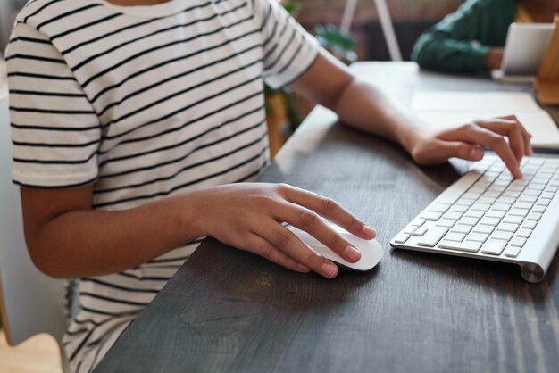 Photo fille à l'aide d'un ordinateur au bureau