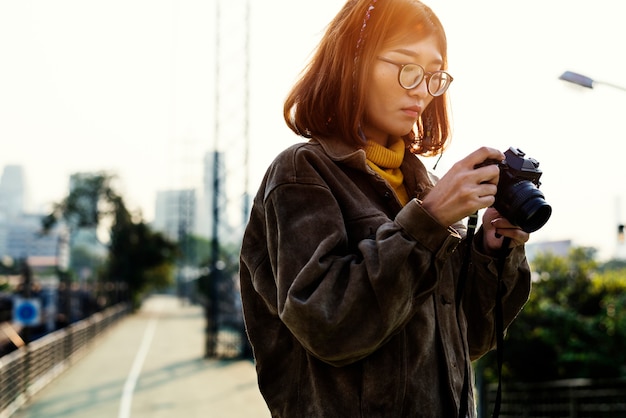 Photo fille à l'aide de sa caméra à l'extérieur