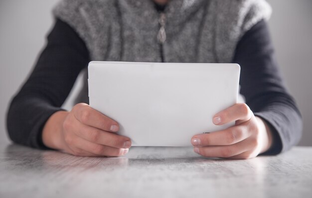 Fille à l'aide de tablette. Bureau de bureau moderne. La technologie