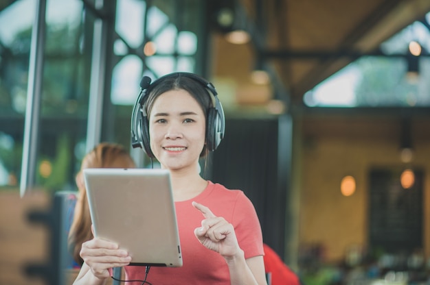 Fille à l'aide d'une tablette et écouter de la musique