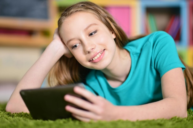 Fille à l&#39;aide de tablette