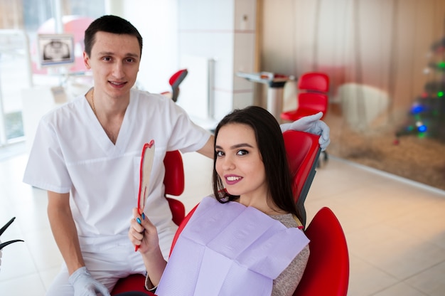 La fille aime l&#39;excellent travail du dentiste.