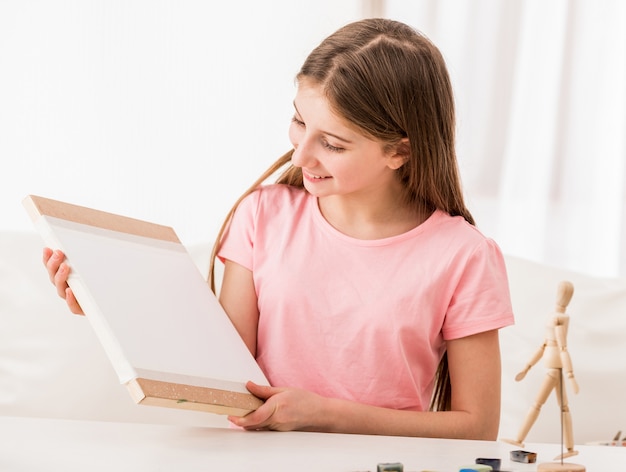 Fille aime travailler sur planche de bois