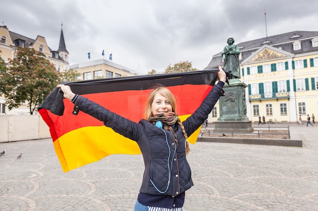 Fille Allemande Avec Drapeau Sur La Place Principale De Bonn