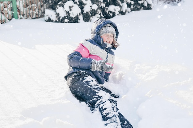 Fille allongée dans la neige