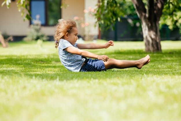 Photo une fille allongée sur l'herbe