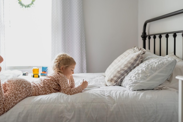 Une fille allongée sur le lit à la maison.