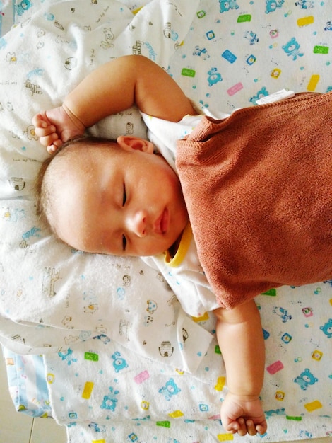 Fille allongée sur le lit