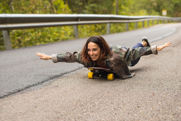 Fille allongée sur une planche à roulettes