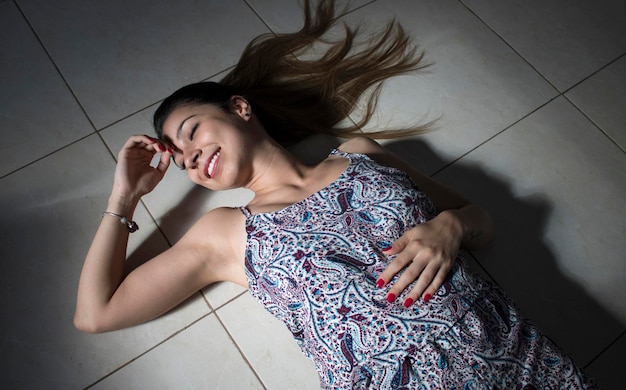 Fille allongée sur le sol avec des cheveux en forme de coeur