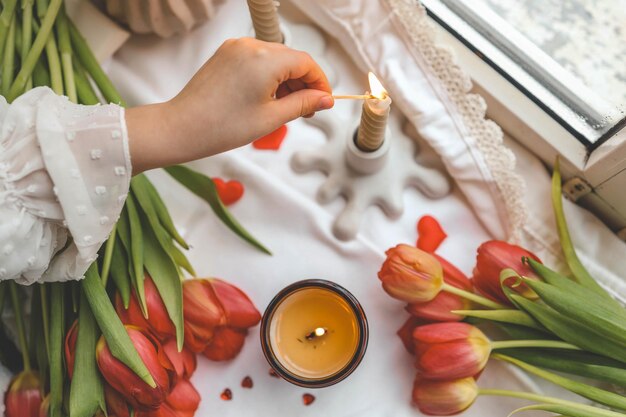 Photo la fille allume une bougie esthétique de printemps