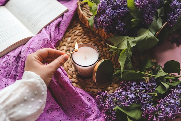 Une fille allume une bougie photo esthétique