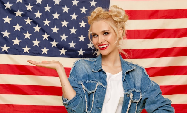 Fille américaine. Portrait de heureux de jeune femme surprise sur fond de drapeau USA.