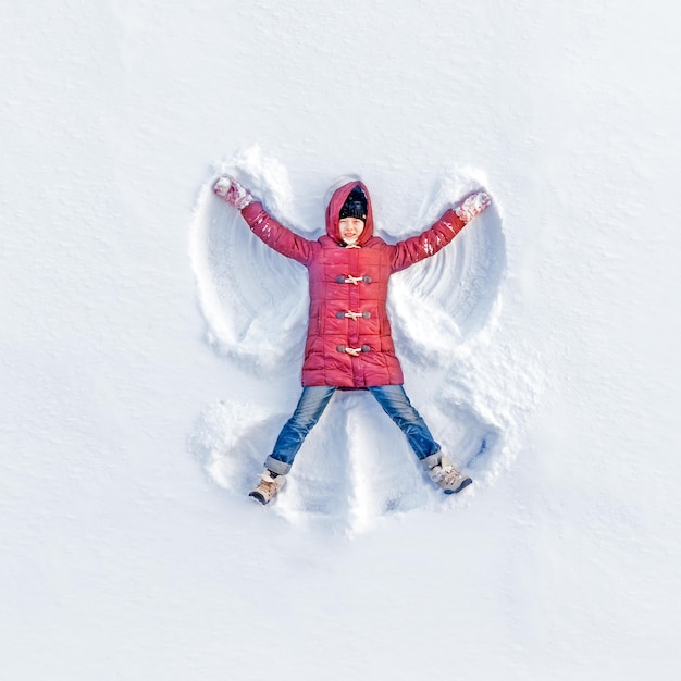 La fille sur un ange des neiges montre