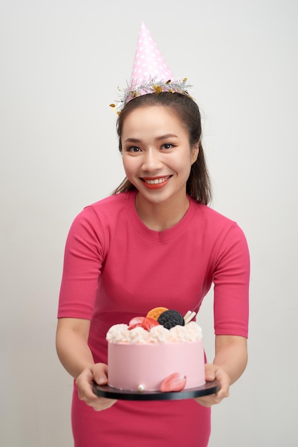 Fille d'anniversaire asiatique regardant la caméra avec le sourire