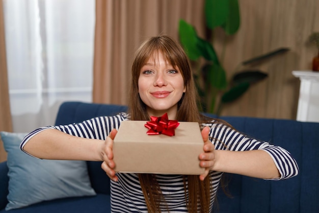 Fille d'anniversaire avec un cadeau à la maison