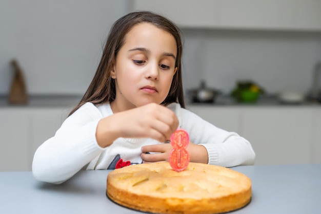 Fille à l'anniversaire avec un gâteau à la bougie