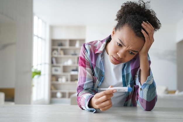 Une fille anxieuse obtient un résultat de test de grossesse positif