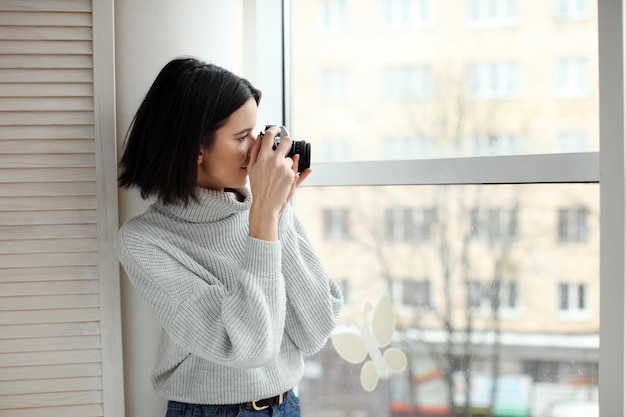 Fille avec appareil photo rétro