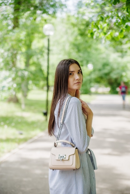 Fille d'apparence asiatique sur promenade dans le parc de la ville Summer portraitof jeune Tatar