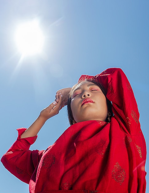 La fille de l'apparence bouriate au soleil