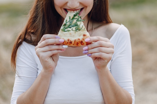 Fille appétissante, manger de la pizza