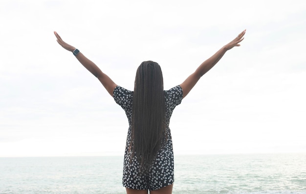 Fille appréciant la liberté. Belle jeune femme sous le ciel.