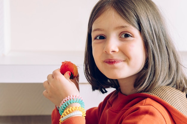 Fille, apprécier, petit déjeuner, cuisine