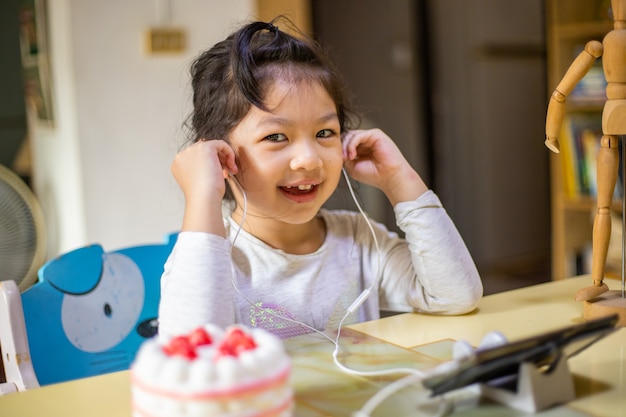 fille apprenant et étudie un appel vidéo en ligne avec un enseignant