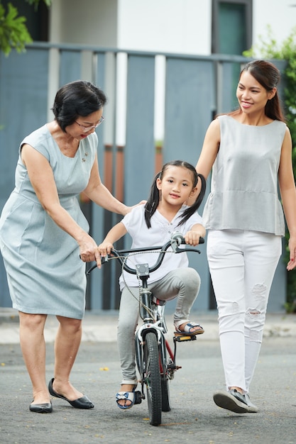 Fille apprenant à faire du vélo